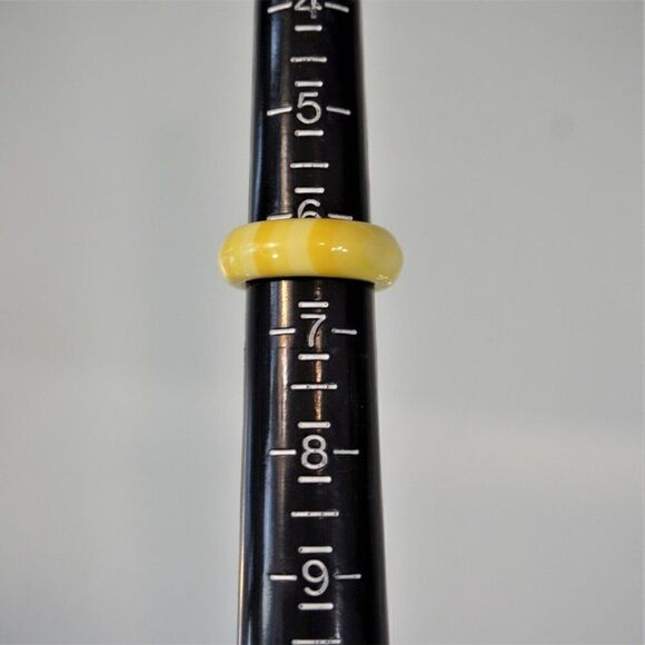 Vintage Lucite Fashion Ring Yellow Striped Pastels Size 6 Summer Statement - Picture 8 of 8